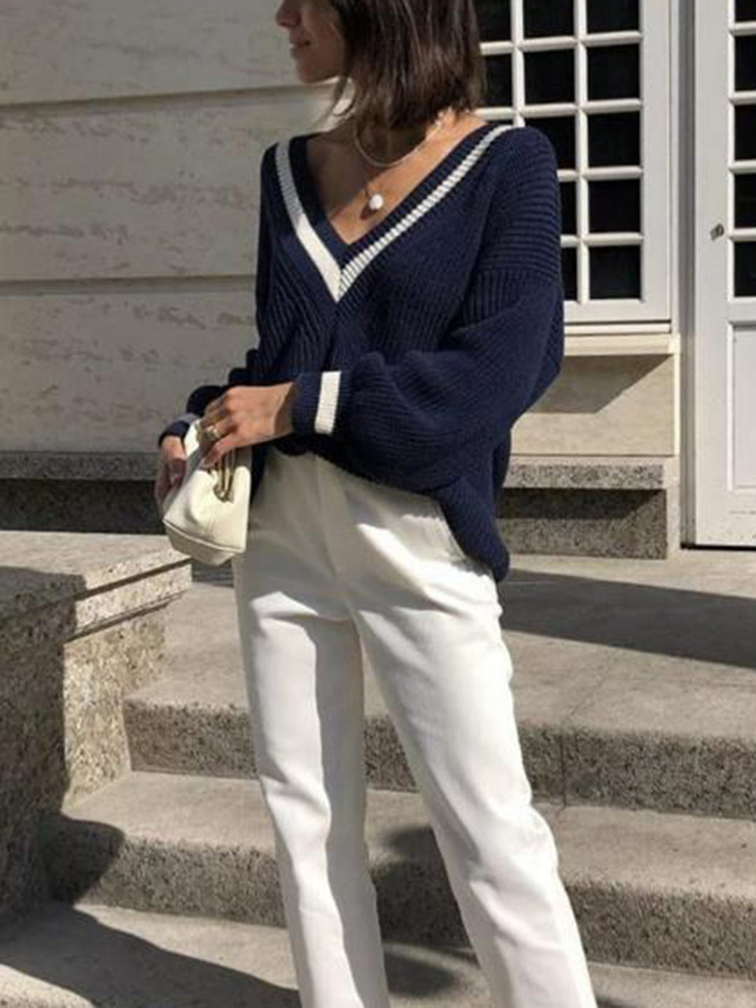 Luna Sweter Sportswear Chic – Sweter z Dzianiny w Kolorze Granatowym z Dekoltem w Serek i Kontrastowymi Paskami