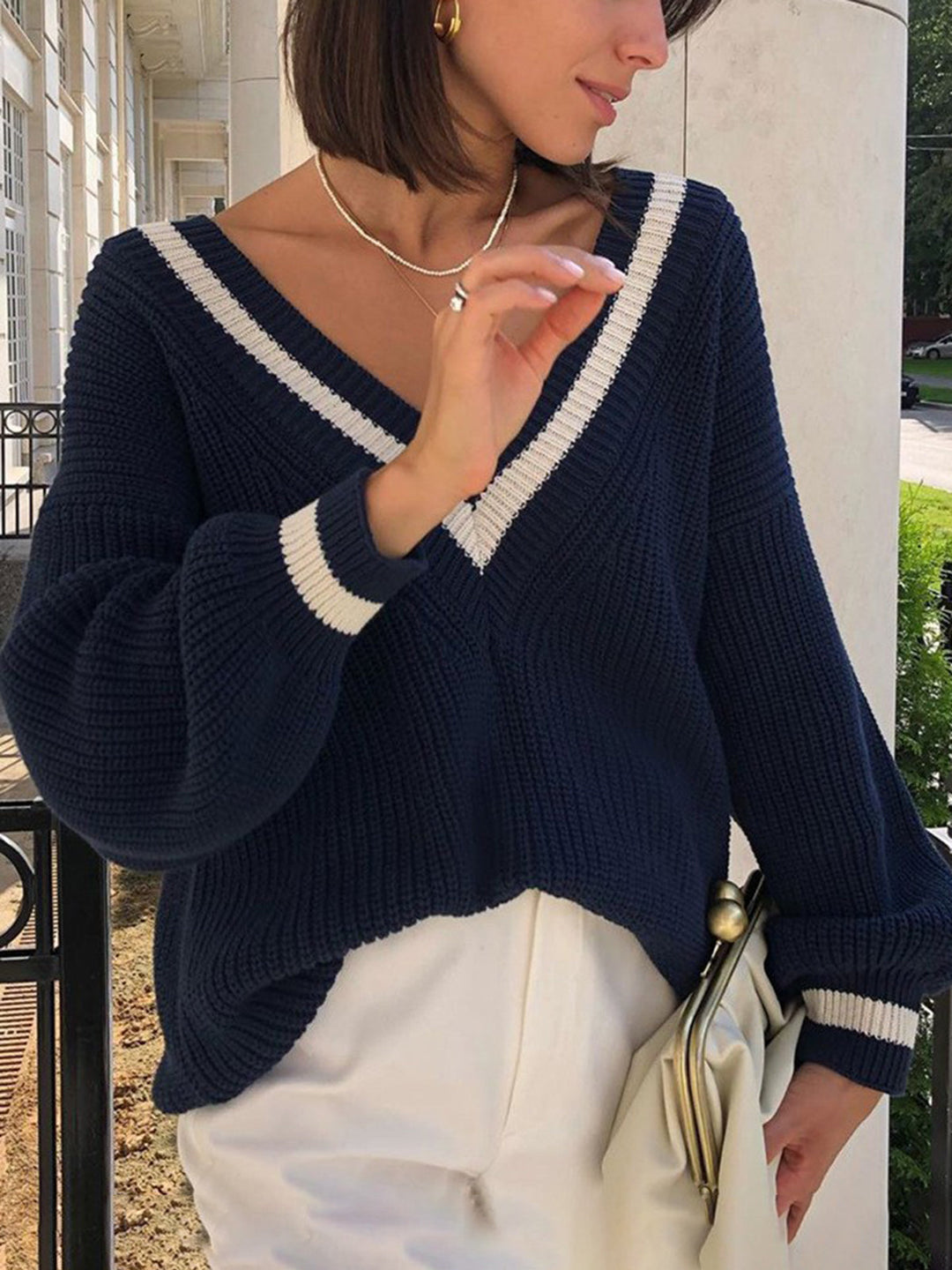 Luna Sweter Sportswear Chic – Sweter z Dzianiny w Kolorze Granatowym z Dekoltem w Serek i Kontrastowymi Paskami