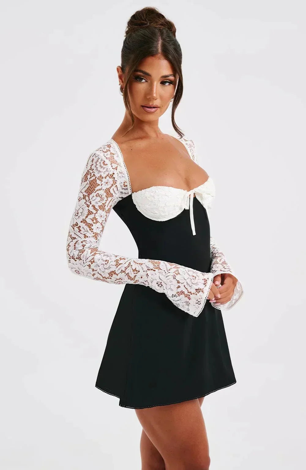 Juliette Sukienka Mini Damska – Elegancka Koronkowa Sukienka z Dekoltem w Serca i Dopasowanym Krojem