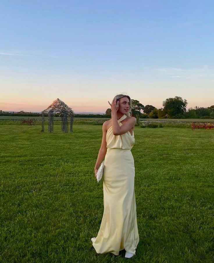 Gabriella Damska Sukienka Maxi – Elegancka Suknia z Dekoltem Halter, Marszczeniami i Zwiewną Tkaniną na Specjalne Okazje