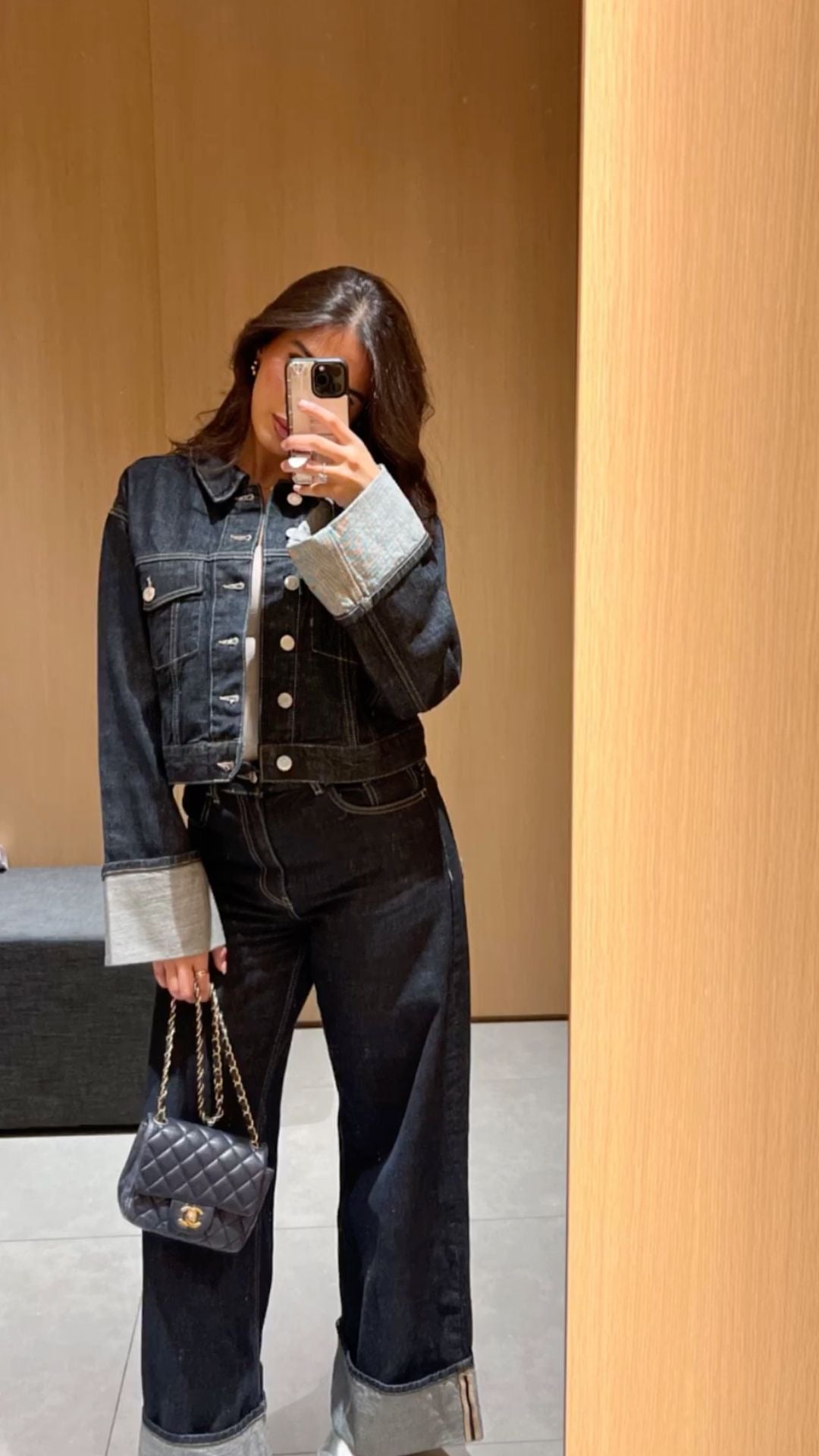 Bea Zestaw Denim Damski – Krótka Kurtka i Szerokie Jeansy z Kontrastowymi Klapami dla Modnego Looku