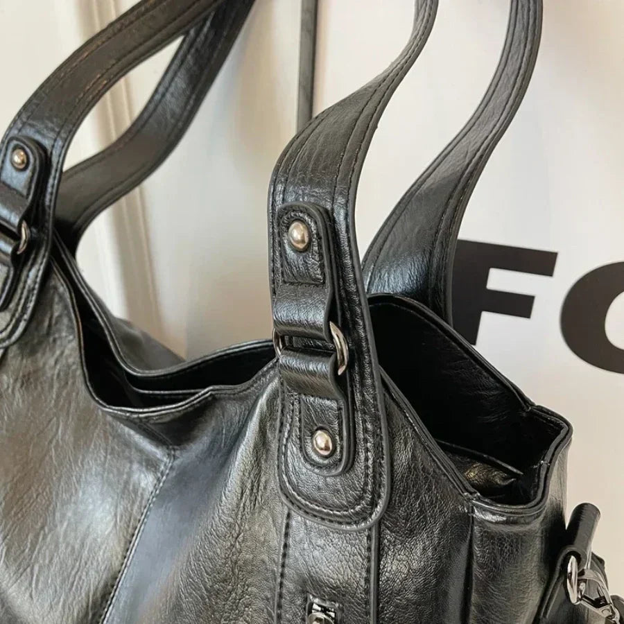 Dakota Torebka Damska na Ramię – Elegancka Skórzana Torebka z Regulowanym Paskiem i Przestronnym Designem