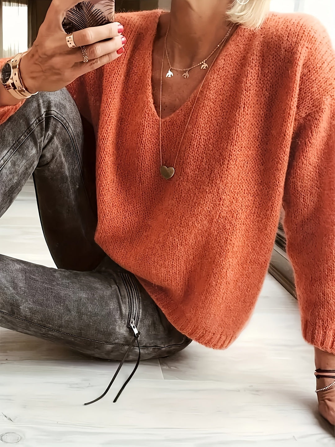 Abby | Klasyczny Lekki Sweter Dzianinowy z Dekoltem w Serek
