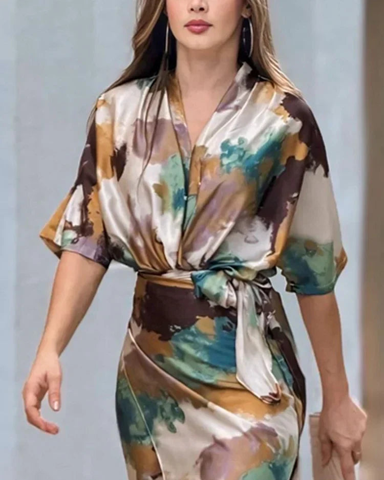 Olga Satynowa Sukienka Damska – Kopertowa Sukienka Tie-Dye z Rękawem 3/4 i Eleganckim Wyglądem