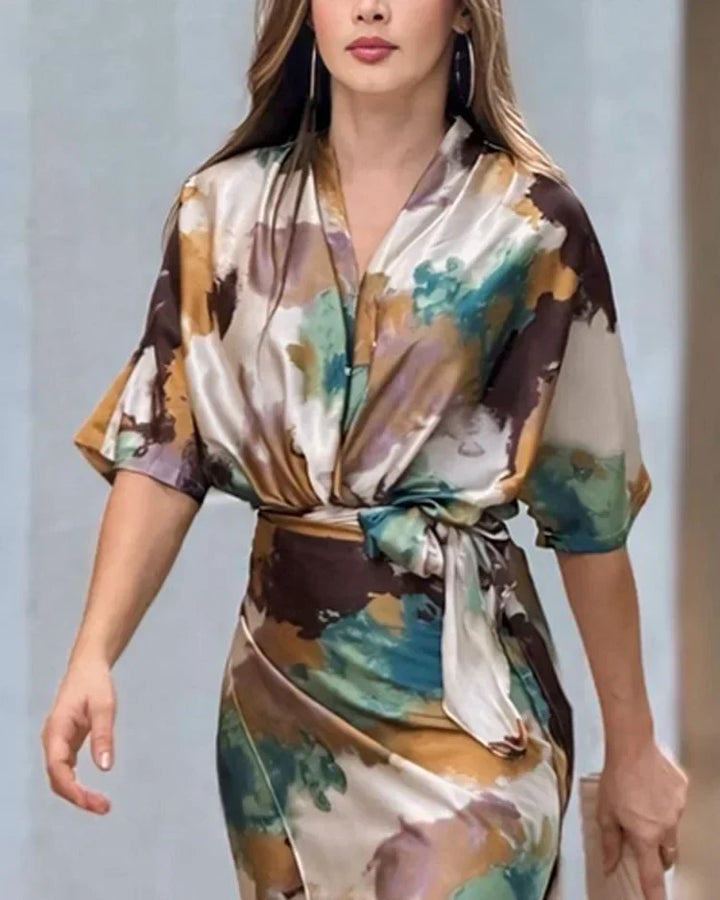Olga Satynowa Sukienka Damska – Kopertowa Sukienka Tie-Dye z Rękawem 3/4 i Eleganckim Wyglądem