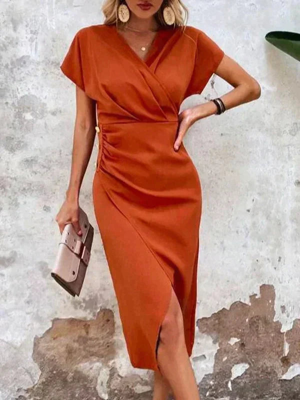 Adeline Sukienka Damska – Elegancka Sukienka z Drapowaniem, Dekoltem w Serek, Krótkimi Rękawami i Subtelnym Rozcięciem