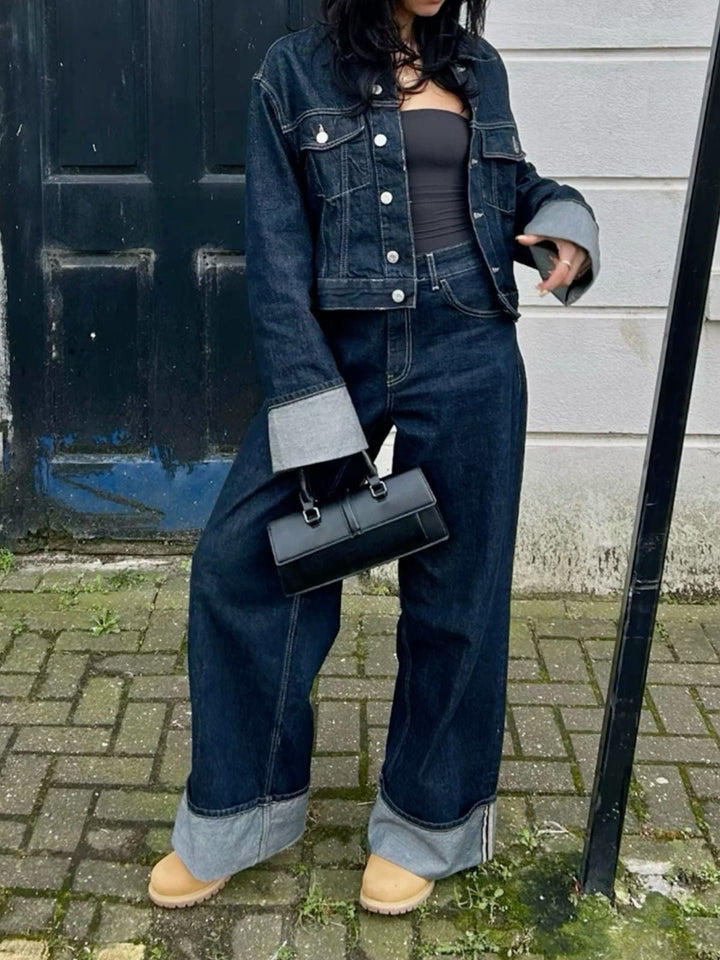 Bea Zestaw Denim Damski – Krótka Kurtka i Szerokie Jeansy z Kontrastowymi Klapami dla Modnego Looku