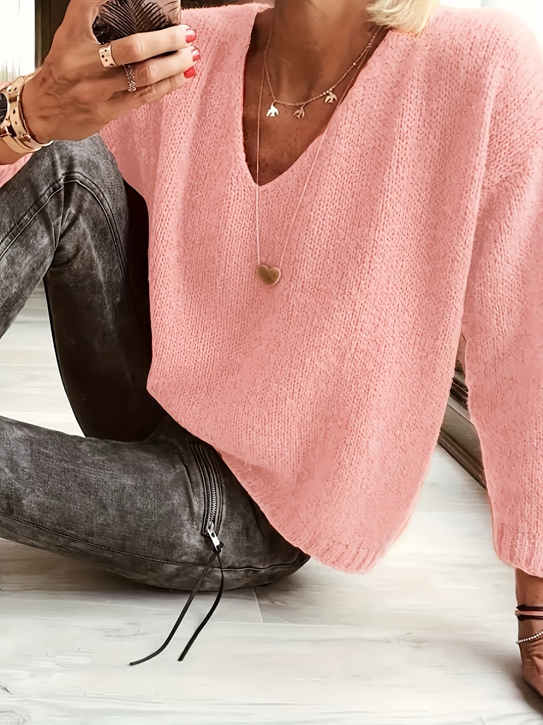 Abby | Klasyczny Lekki Sweter Dzianinowy z Dekoltem w Serek