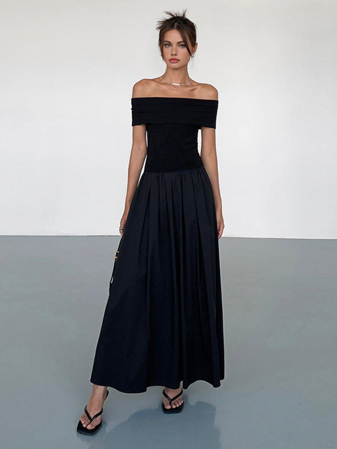 Kisha Sukienka Damska Maxi – Elegancka Sukienka z Odsłoniętymi Ramionami i Zwiewną Plisowaną Spódnicą