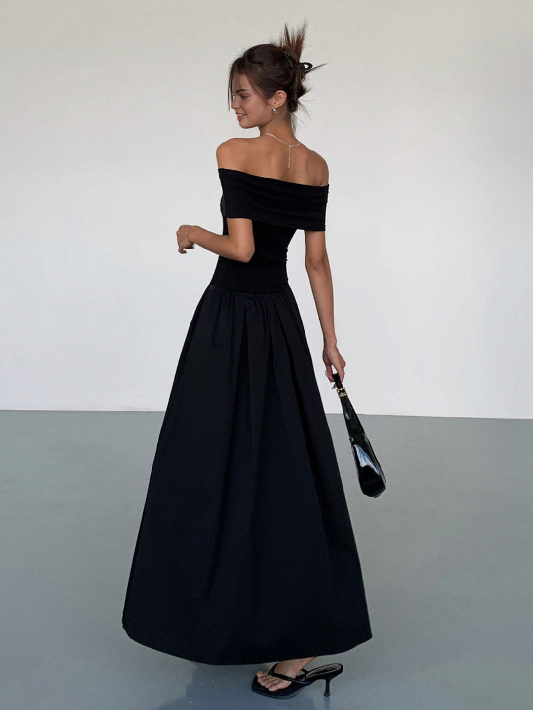 Kisha Sukienka Damska Maxi – Elegancka Sukienka z Odsłoniętymi Ramionami i Zwiewną Plisowaną Spódnicą