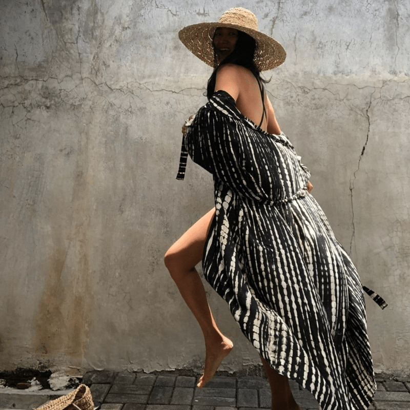 Brenna Sukienka Kimono Looksy – Boho wzór tie-dye i lekki, półdługi fason