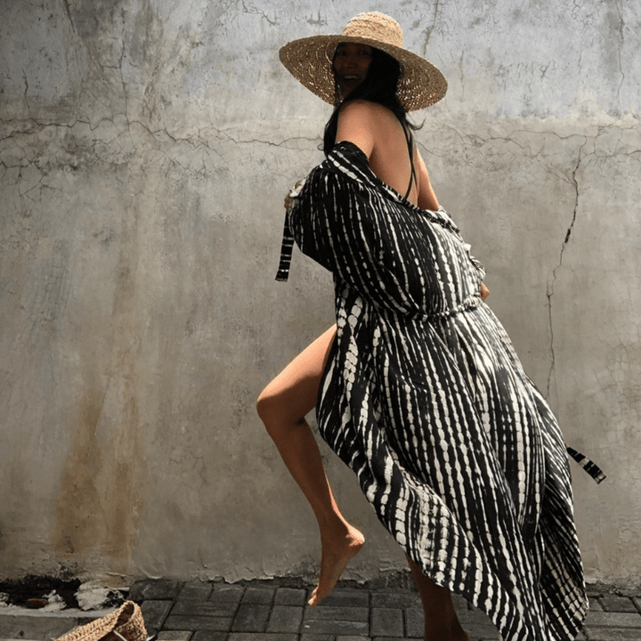 Brenna Sukienka Kimono Looksy – Boho wzór tie-dye i lekki, półdługi fason