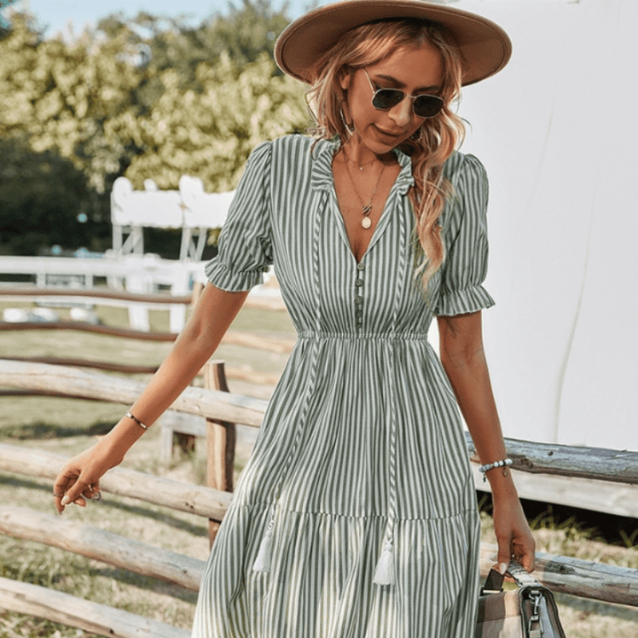 Catarina Sukienka Midi Looksy – Dopasowana w talii i lekki paskowany wzór na lato