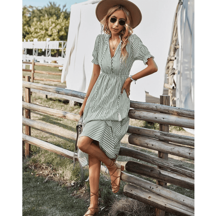 Catarina Sukienka Midi Looksy – Dopasowana w talii i lekki paskowany wzór na lato