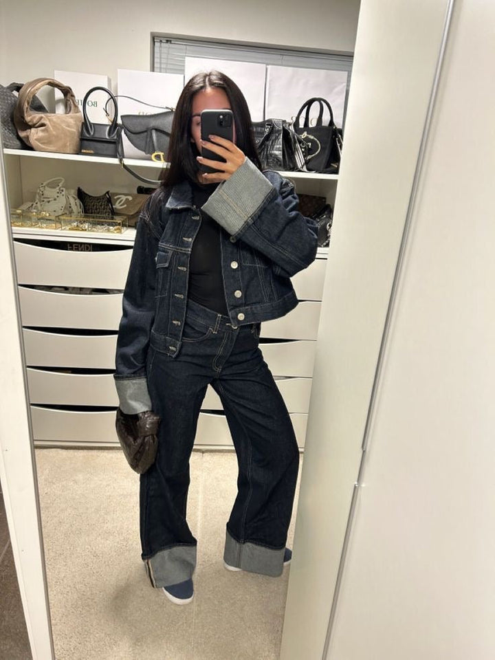 Bea Zestaw Denim Damski – Krótka Kurtka i Szerokie Jeansy z Kontrastowymi Klapami dla Modnego Looku