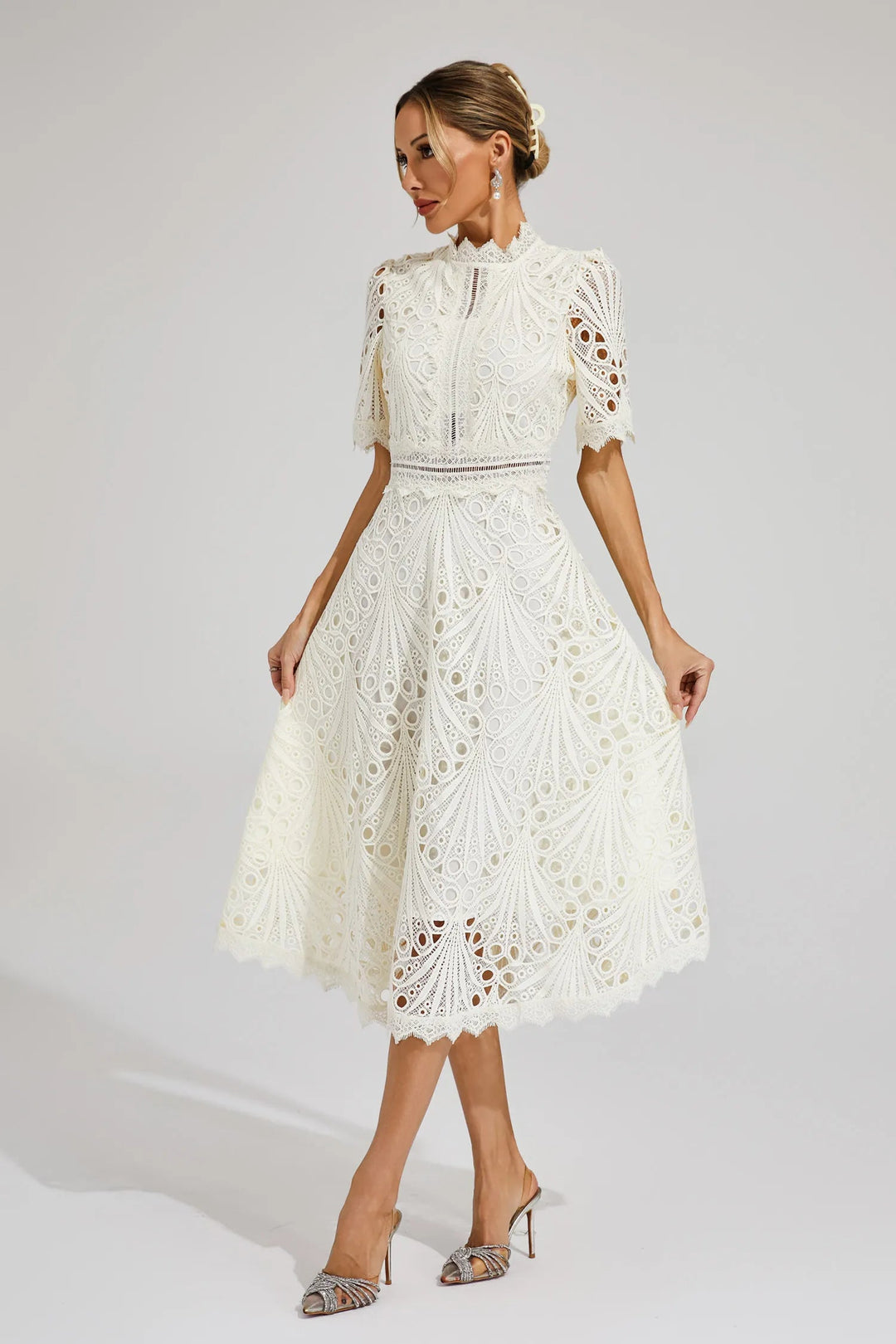 Giada Sukienka Midi z Koronką – Detal Cut-Out i Krótkie Rękawy dla Eleganckiego Wyglądu