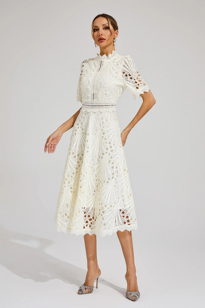 Giada Sukienka Midi z Koronką – Detal Cut-Out i Krótkie Rękawy dla Eleganckiego Wyglądu