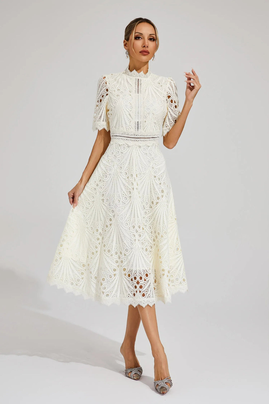 Giada Sukienka Midi z Koronką – Detal Cut-Out i Krótkie Rękawy dla Eleganckiego Wyglądu