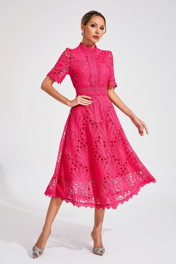 Giada Sukienka Midi z Koronką – Detal Cut-Out i Krótkie Rękawy dla Eleganckiego Wyglądu