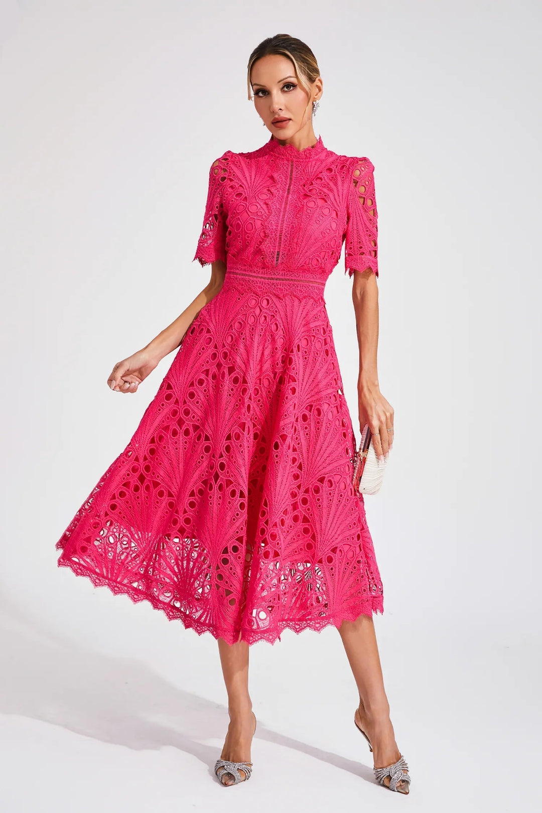Giada Sukienka Midi z Koronką – Detal Cut-Out i Krótkie Rękawy dla Eleganckiego Wyglądu