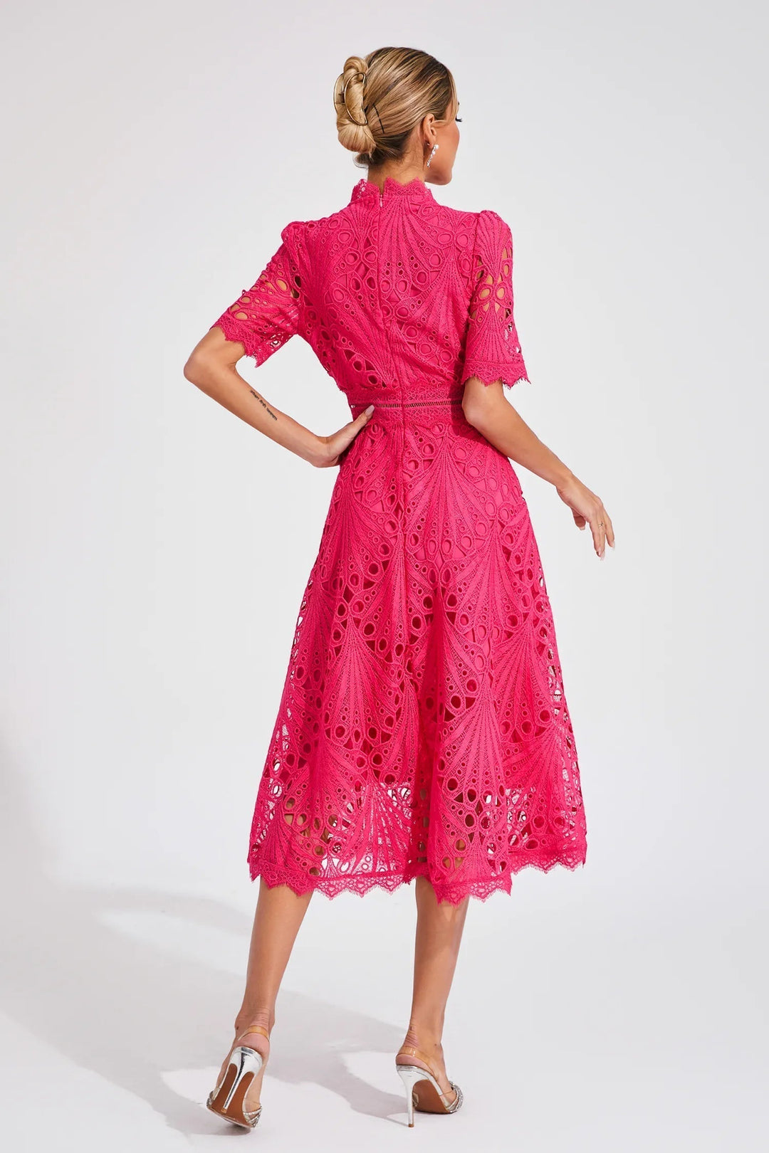 Giada Sukienka Midi z Koronką – Detal Cut-Out i Krótkie Rękawy dla Eleganckiego Wyglądu