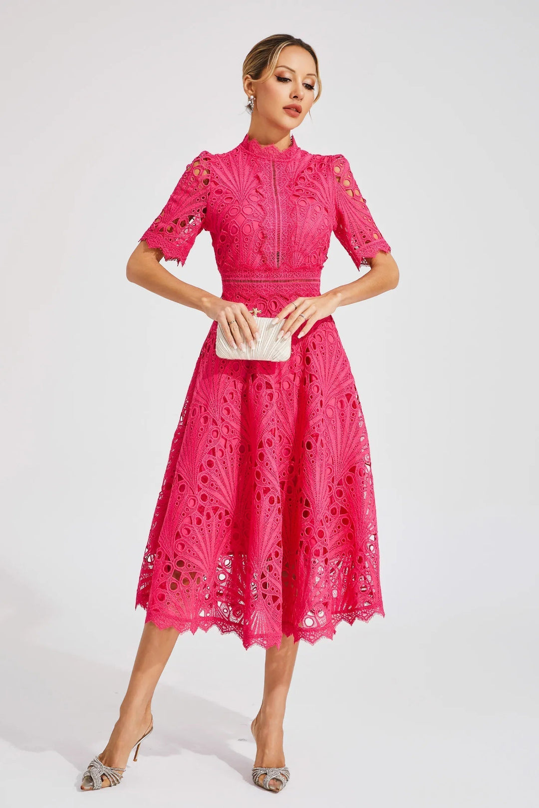 Giada Sukienka Midi z Koronką – Detal Cut-Out i Krótkie Rękawy dla Eleganckiego Wyglądu