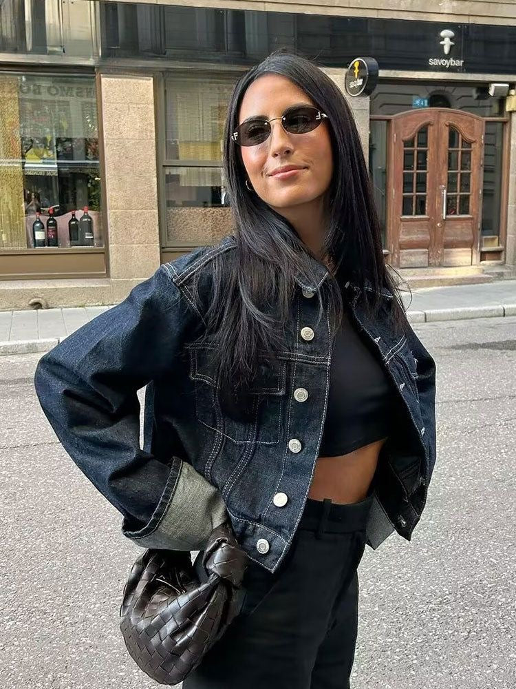 Bea Zestaw Denim Damski – Krótka Kurtka i Szerokie Jeansy z Kontrastowymi Klapami dla Modnego Looku