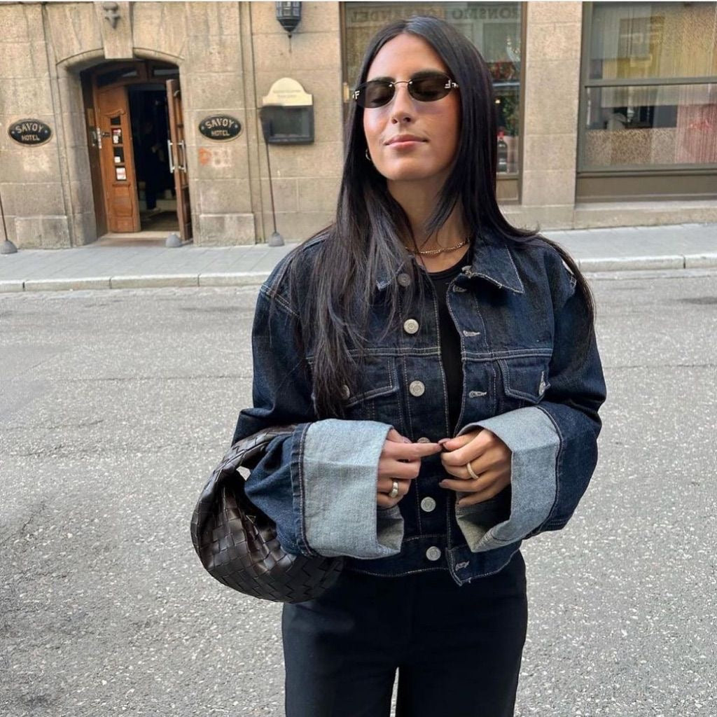 Bea Zestaw Denim Damski – Krótka Kurtka i Szerokie Jeansy z Kontrastowymi Klapami dla Modnego Looku