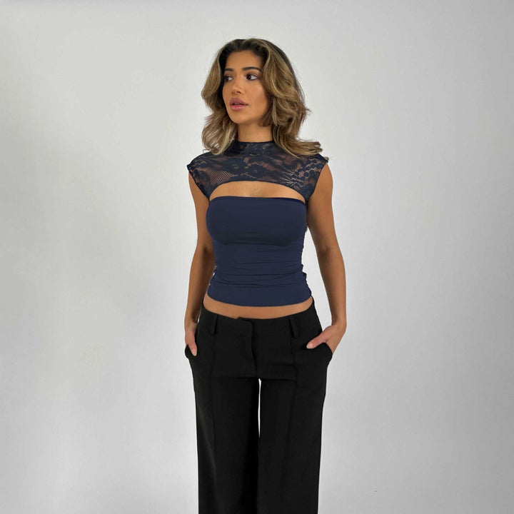 Bluzka Damska Hailey – Dopasowany Top z Koronkowymi Detalami i Krótkim Rękawem na Letni Look