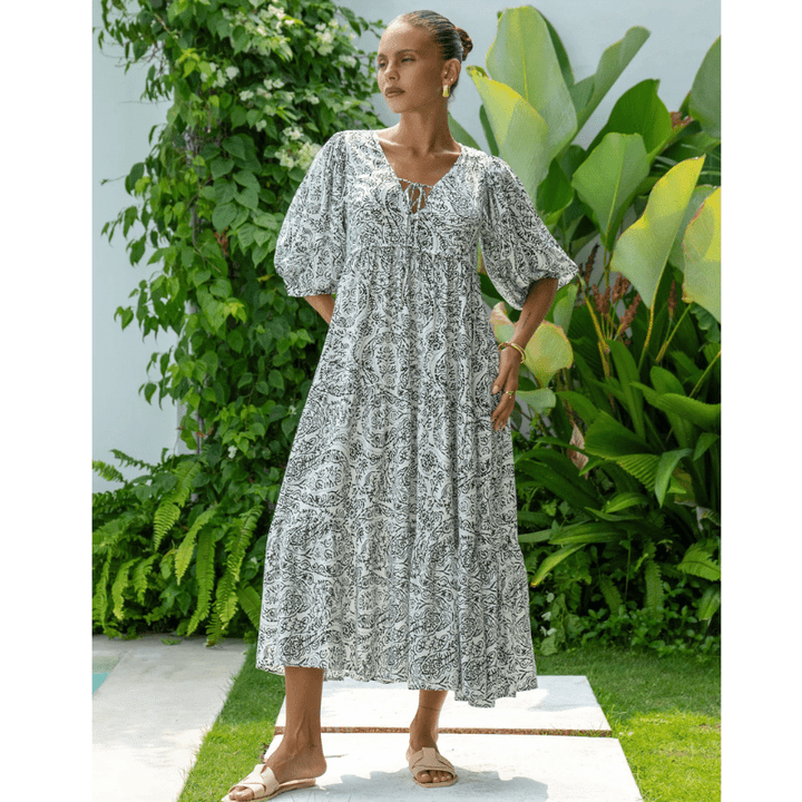 Rosina Długa Sukienka Looksy – Abstrakcyjny boho wzór i zwiewny, warstwowy fason