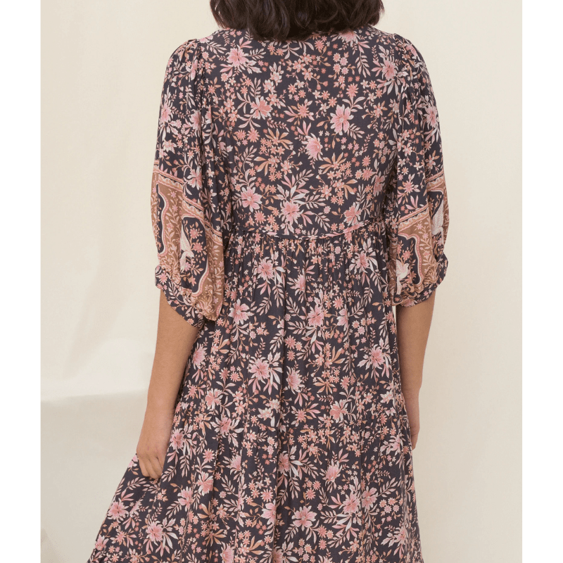 Runa Sukienka Midi Looksy – Kwiatowy wzór i lekkie bufiaste rękawy na lato