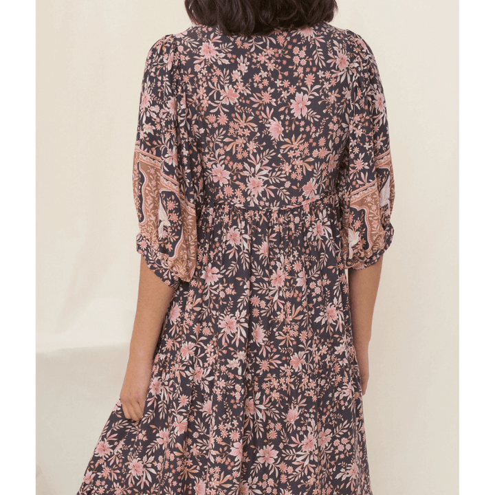 Runa Sukienka Midi Looksy – Kwiatowy wzór i lekkie bufiaste rękawy na lato