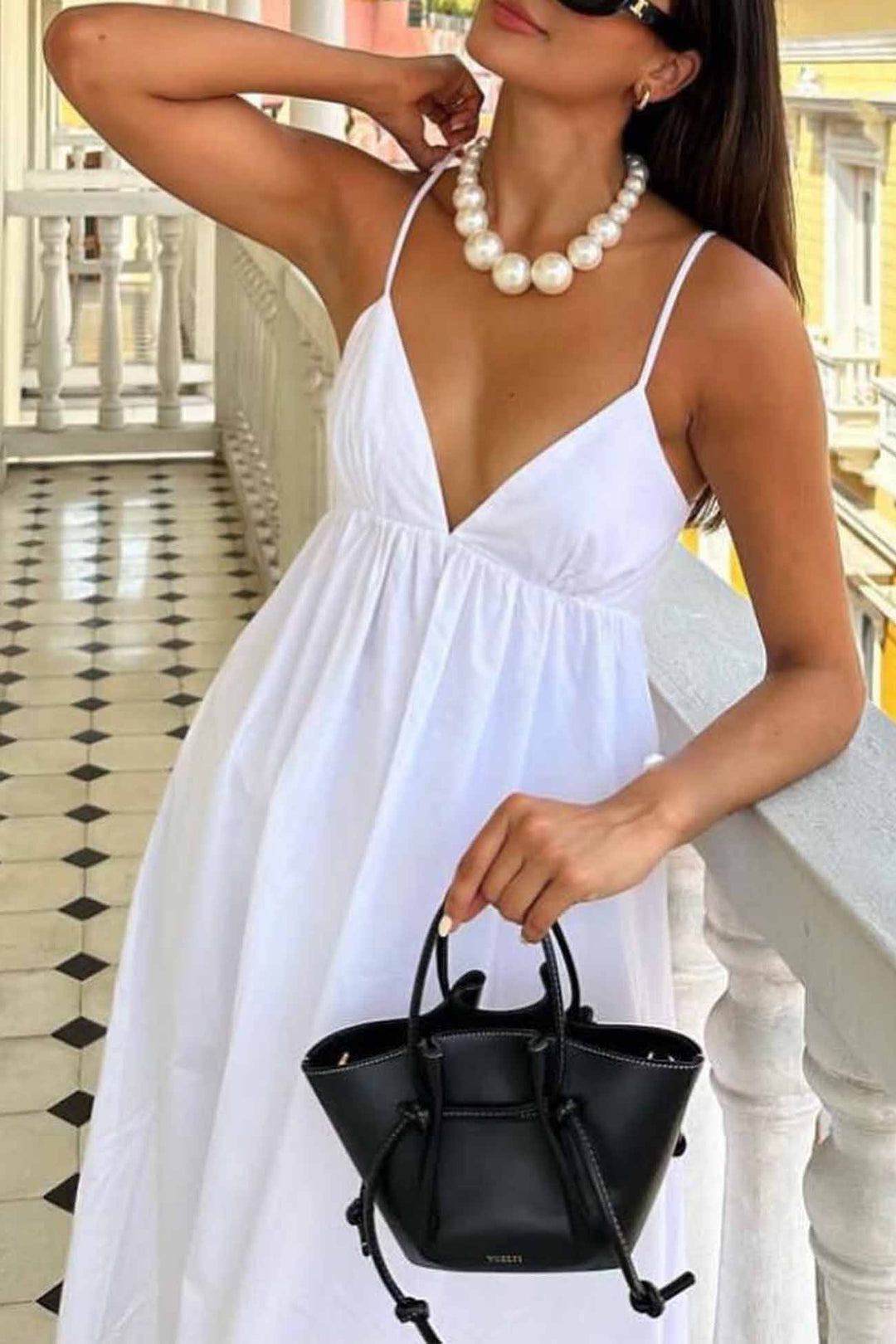 Sukienka Midi Jannie – Biała Sukienka Cami z Dekoltem w Serek i Odkrytymi Plecami na Letnią Elegancję