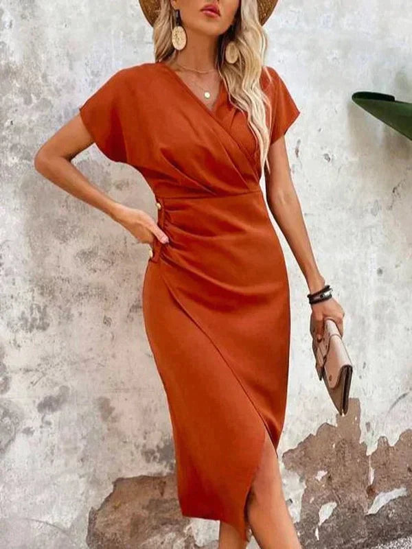 Adeline Sukienka Damska – Elegancka Sukienka z Drapowaniem, Dekoltem w Serek, Krótkimi Rękawami i Subtelnym Rozcięciem